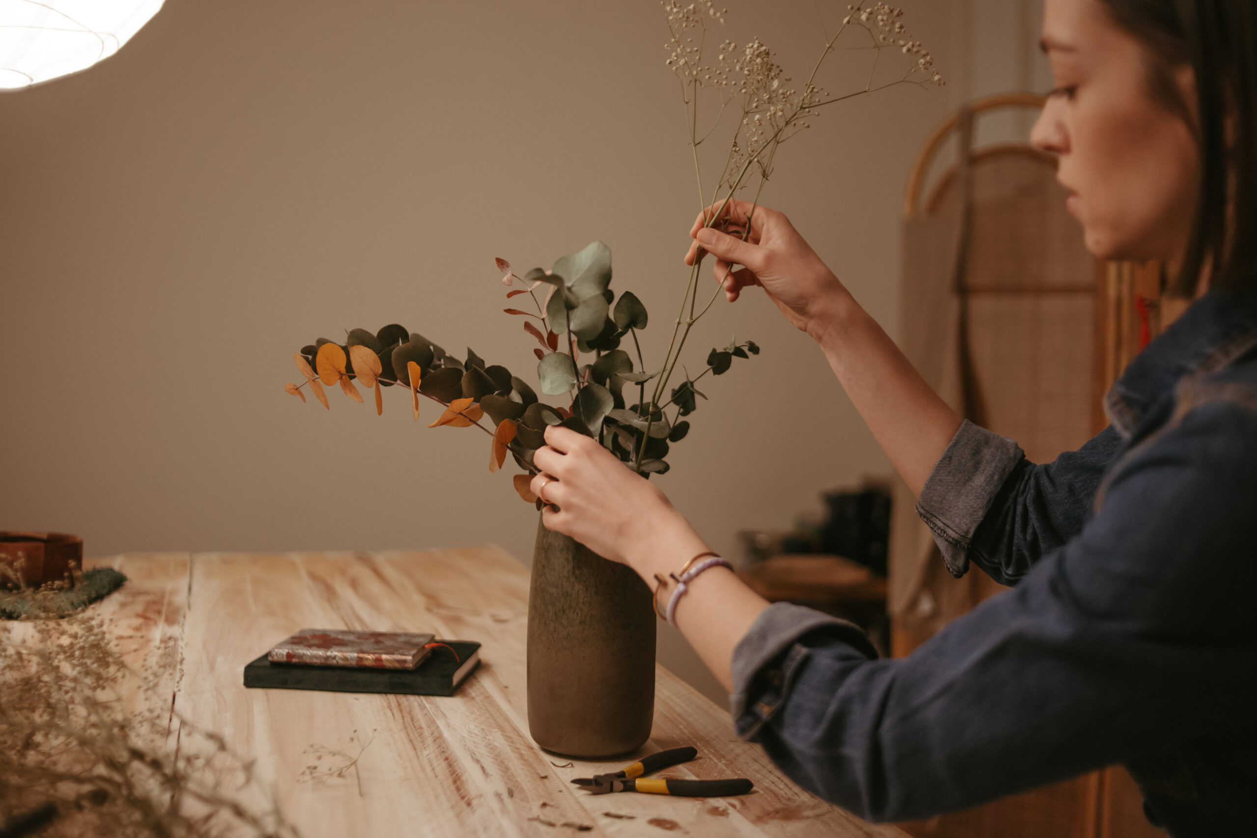 mujer colocando flores en un jarrón